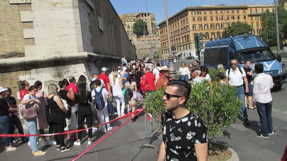 The front of this queue for the museum, and maybe the Sistine Chapel ends at about where the buildings with a tree growing out of it is